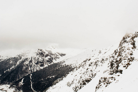 冬季雾中阿尔佩布山的美丽多云景色