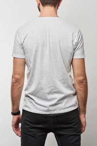 基本白色T恤男子的背面视图，复制空间孤立在灰色上
