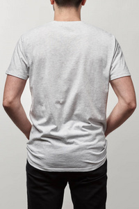 休闲白色T恤男子的后视图与灰色隔离的复制空间