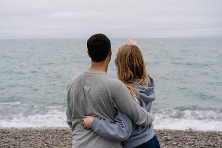 男人和女人拥抱情感时刻在一起. 浪漫假期照片