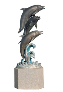 铁海豚纪念碑孤立在白色上