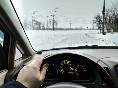 在车里冬天的路在雪地里开车旅行，很多雪在开车