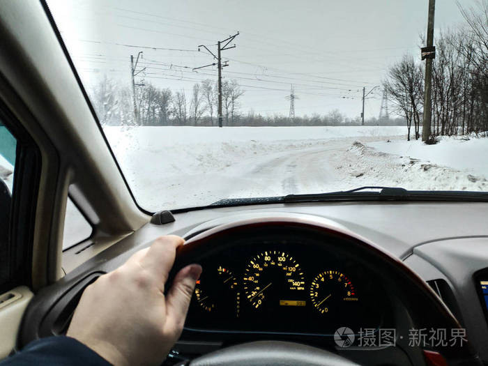 在车里冬天的路在雪地里开车旅行,很多雪在开车