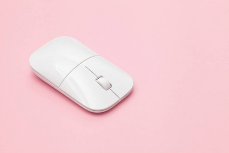 白色无线光学鼠标与车轮在粉红色背景。 互联网网站的现代概念。 免费空间输入文本图像和标志。 模型