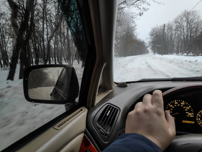 在车里冬天的路在雪地里开车旅行，很多雪在开车