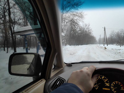 在车里冬天的路在雪地里开车旅行,很多雪在开车照片