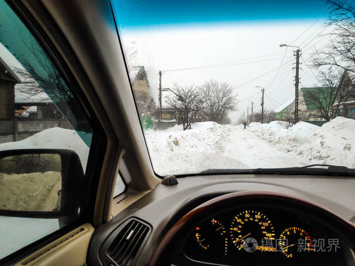 在车里冬天的路在雪地里开车旅行,很多雪在开车