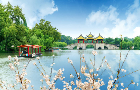 武亭桥又称莲花桥，是扬州细长西湖中著名的古建筑。