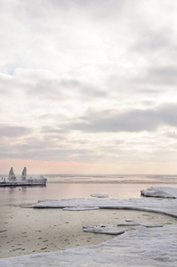 冬季景观。清晨冰冷的码头和冰冻的大海。