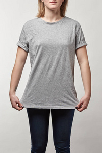 灰色t恤上的年轻女性剪短视图，白色隔离复印空间