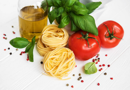 意大利食品配料橄榄油香料意大利面和西红柿在白色木制桌子上
