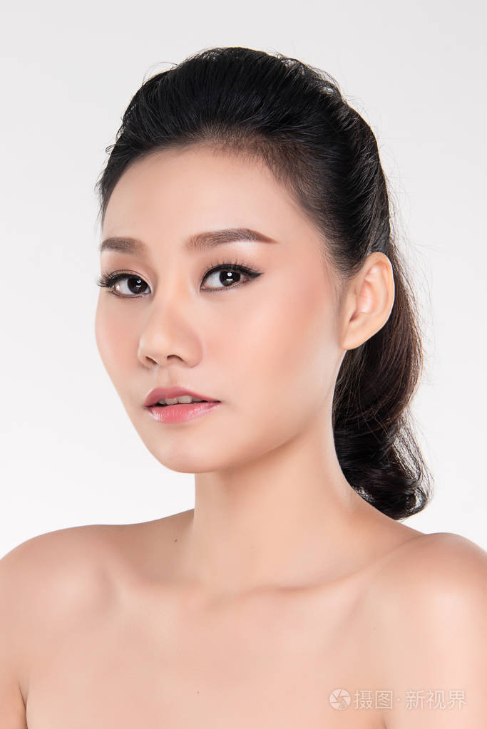 美丽的年轻亚洲女人,干净清新的皮肤外观. 女孩美丽的脸护理.