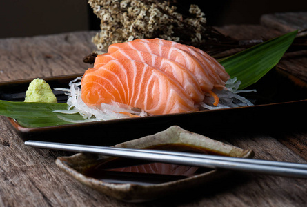 鲑鱼生鱼片新鲜和生三文鱼片准备在日本食品风格。