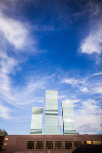 一些现代办公楼和多云天空的彩色图像。