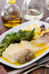 鳕鱼和卷心菜土豆和橄榄