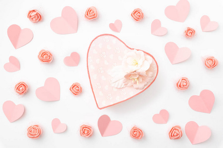 情人节贺卡与装饰纸心珊瑚或粉红色玫瑰花和心形珊瑚礼品盒孤立在白色的背景。顶部视图。扁平