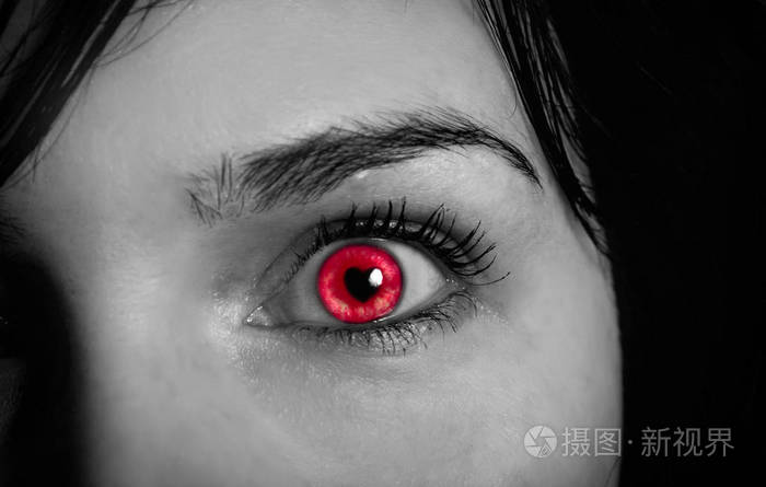 女性眼睛的心形特写