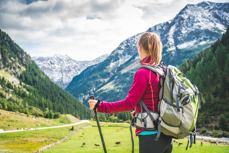 年轻女子在山中徒步旅行