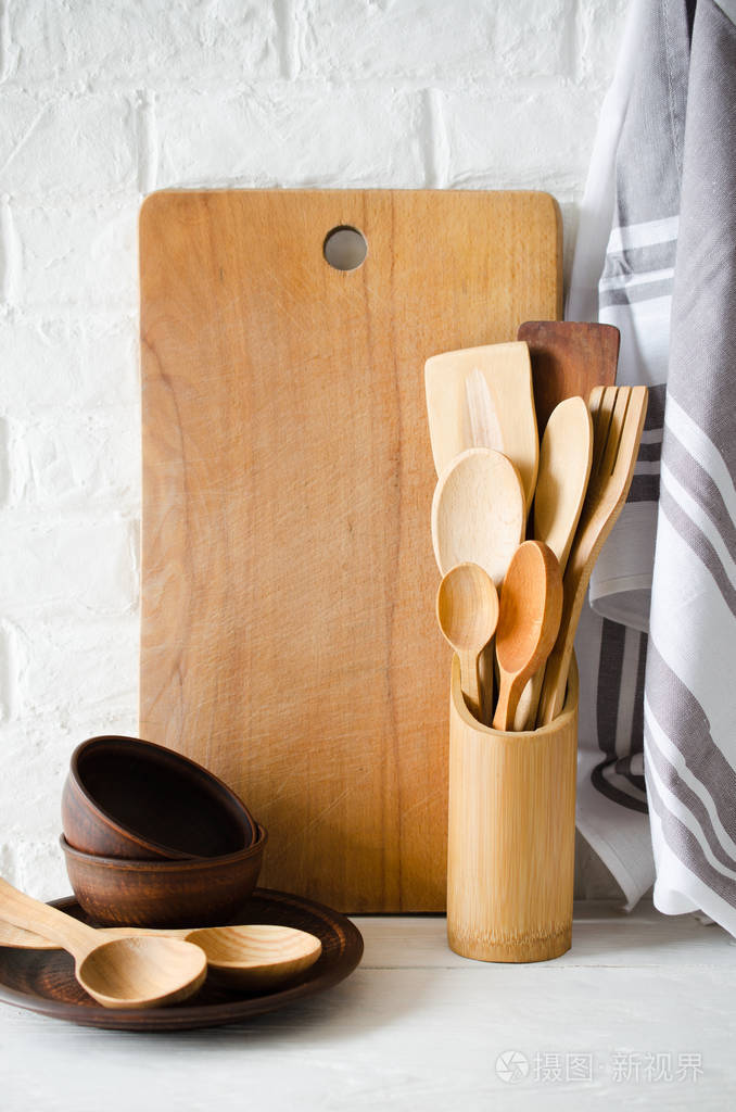 简单的乡村厨具厨房内部的陶瓷盘子木制或竹制餐具切割板和毛巾。 乡村风格。 家庭厨房装饰。