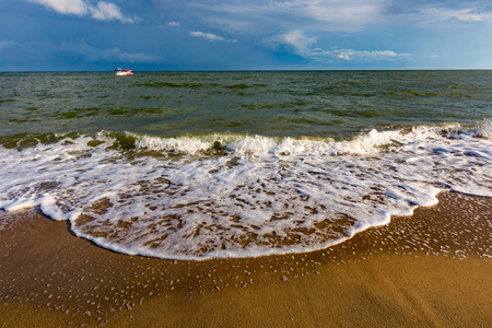 夏日的海上惊涛骇浪