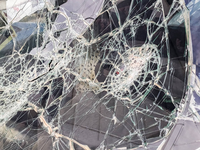 汽车挡风玻璃被破坏者用石头打碎。