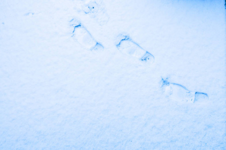 雪上抽象的脚印