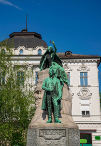 斯洛文尼亚卢布尔雅那中央广场的普雷森纪念碑。法国普雷斯伦被公认为最伟大的斯洛文尼亚古典诗人