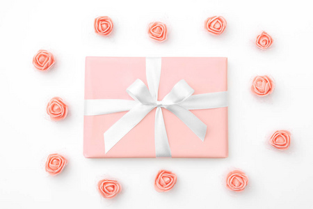 母亲节贺卡, 装饰珊瑚或粉红色玫瑰花和珊瑚礼品盒孤立在白色的背景。3月8日妇女日概念模式。顶部视图。扁平