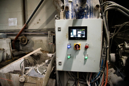 钻孔机。工厂工人操作木工机器。生产中的仪表板
