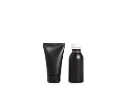 工作室拍摄的黑色奶油管和白色塑料瓶