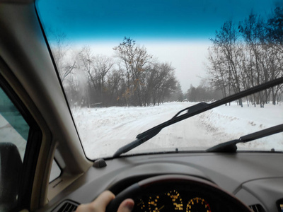 在车里，冬天的路在雪地里，开车旅行，很多雪，开车