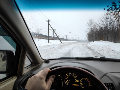在车里，冬天的路在雪地里，开车旅行，很多雪，开车