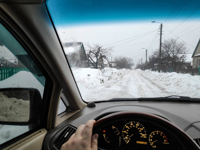 在车里，冬天的路在雪地里，开车旅行，很多雪，开车