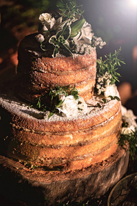 为新娘拍摄乡村和现代婚礼蛋糕的真实照片。