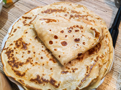 美味的薄煎饼煮薄煎饼在平底锅里