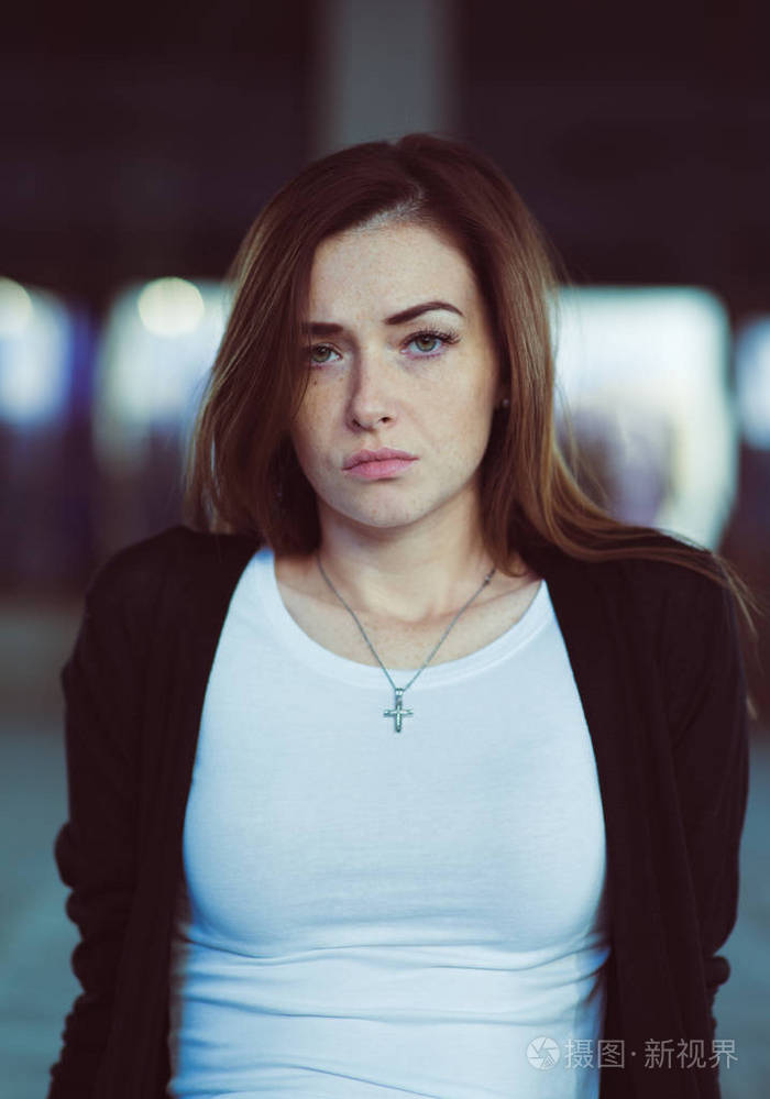 一个面色严肃的女孩的肖像, 戴着东正教的十字架.