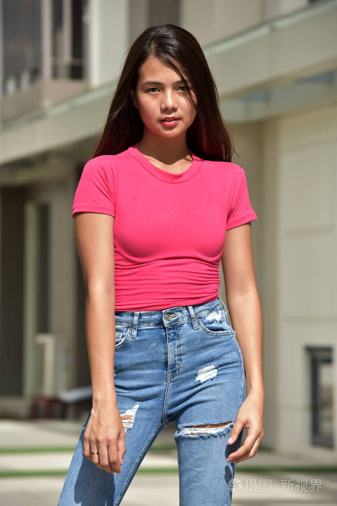 一个迷人的女人摆姿势