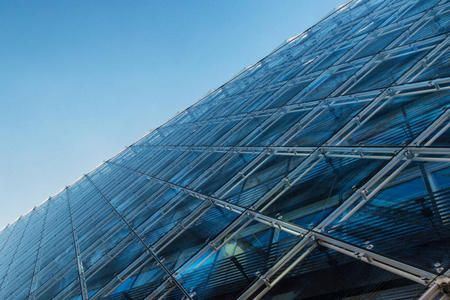 现代建筑背景建筑在蓝天上用玻璃做的抽象形象