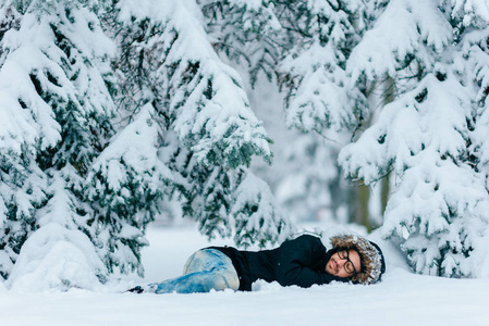 冬天森林里躺在雪地上的人