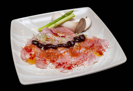 日本牛肉Yakiniku菜单，白色盘子，黑色背景。