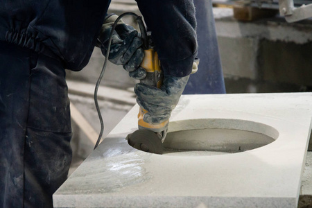 用小角度磨床打磨大理石台面的人.切石机照片