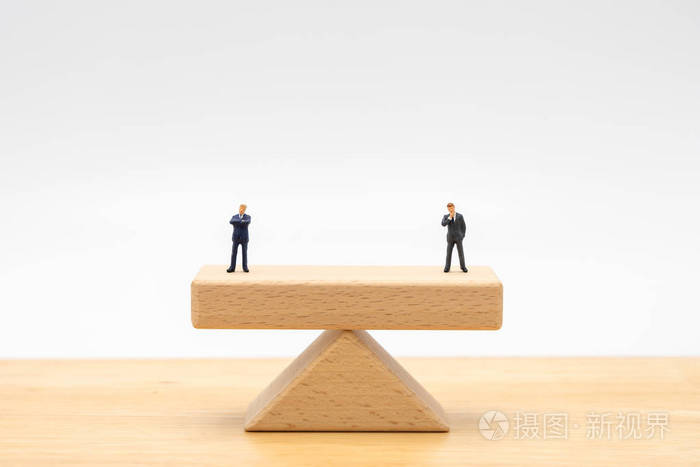 微型人物商人站在两边的木梁上权衡商业观念对维持利益冲突解决的重要