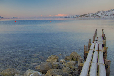 挪威峡湾上的冷冻码头