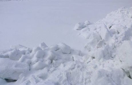 雪。 雪的质地和田间的漂移。 降雪后晴天下雪。