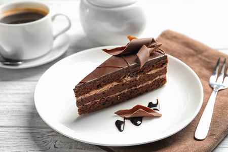 盘子里放着自制的巧克力蛋糕，放在木桌上