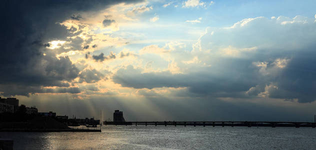 日落时的城市景观天空和河流