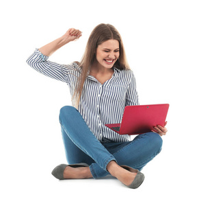 情绪激动的年轻女子，带着笔记本电脑庆祝白色背景的胜利