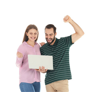情绪激动的年轻人用笔记本电脑庆祝白色背景的胜利