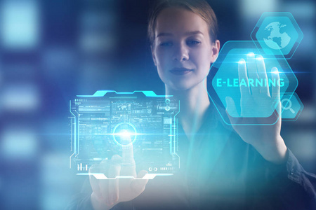 一位年轻的企业家在虚拟的未来屏幕上工作,看到了铭文:e学习照片