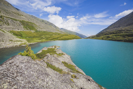 阿克昌山谷。 下阿克昌湖。 阿尔泰山景观